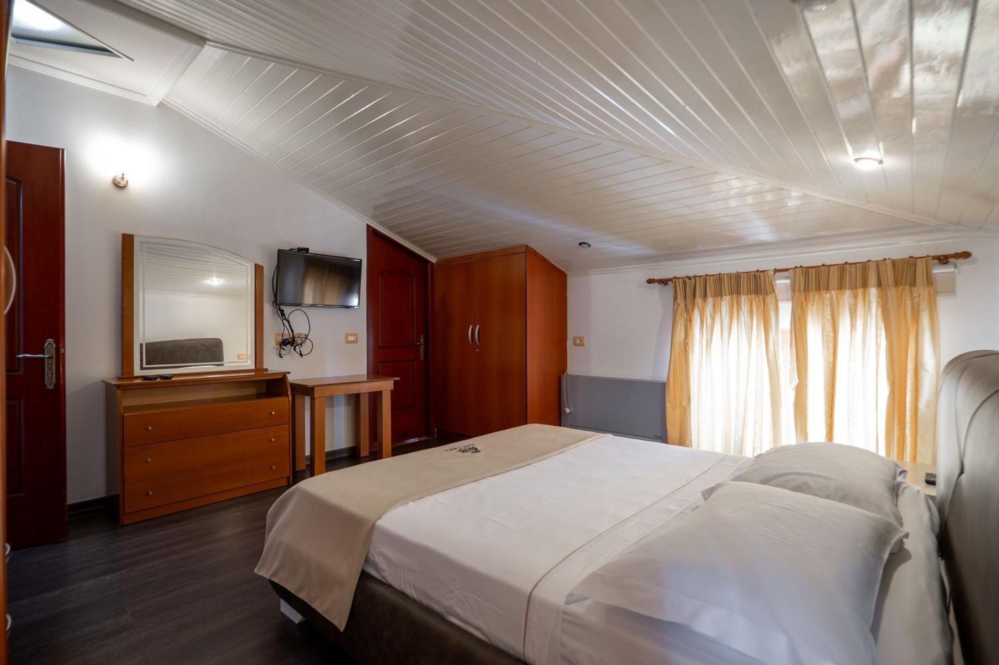 Hotel Castle Ksamil Exterior photo